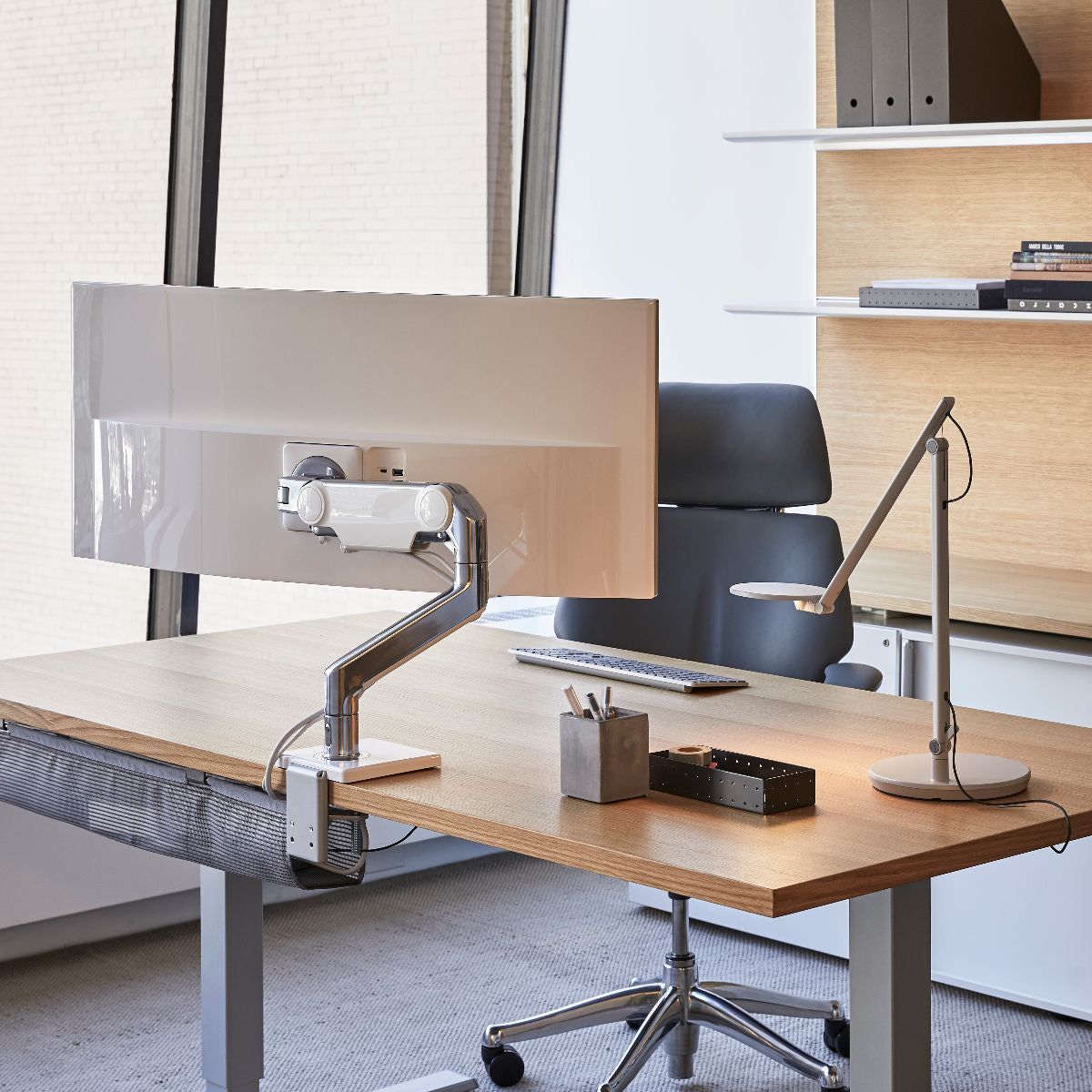 Humanscale M10 Single Monitor Arm, Angled/Dynamic Arm Link, Clamp Mount